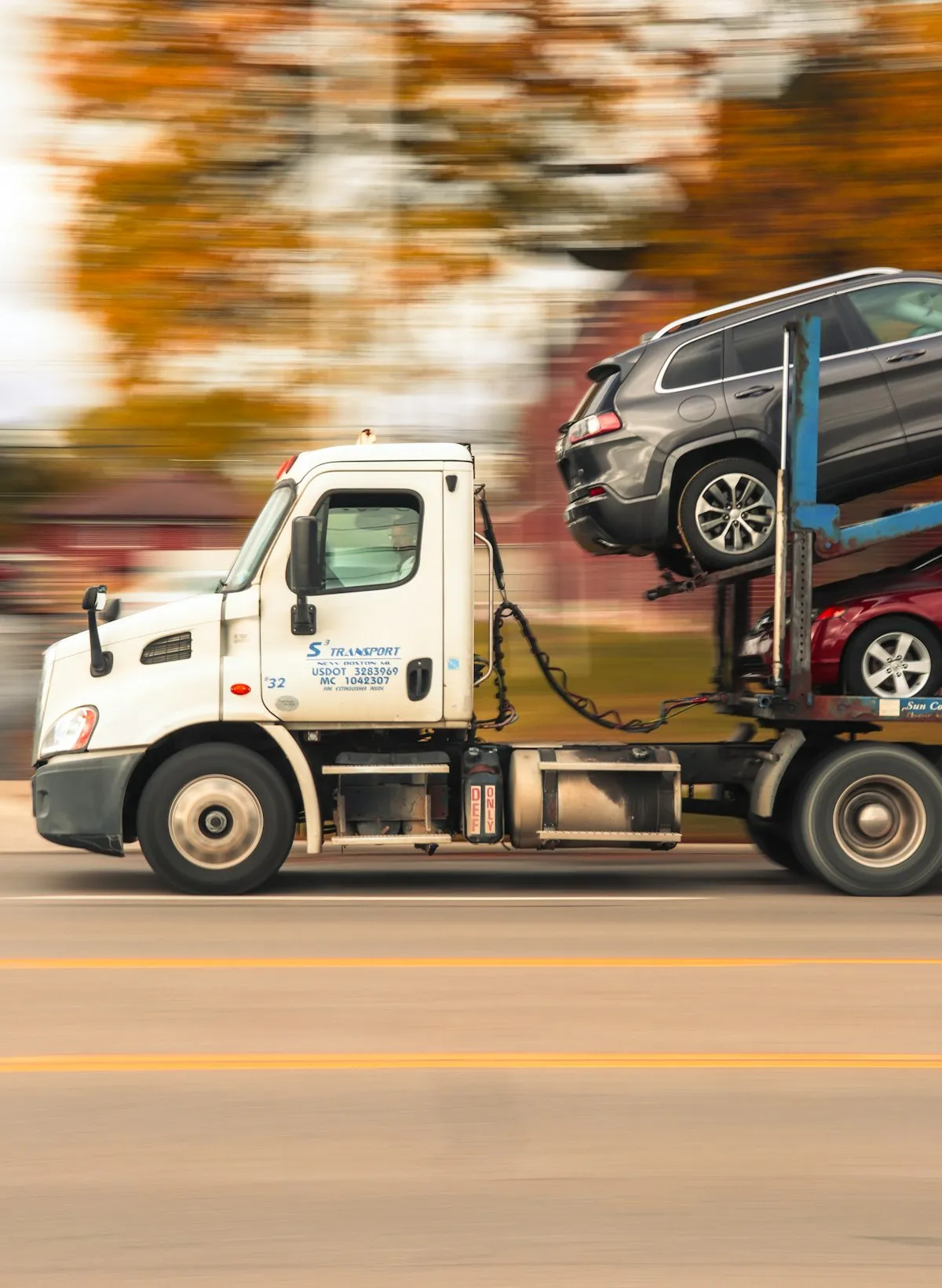 積載車（キャリアカー）のトラックのイメージ写真