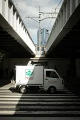 冷蔵冷凍車のトラックのイメージ写真